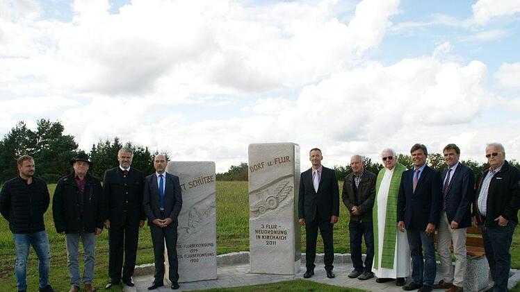 An die gelungene Flurbereinigung und Dorferneuerung in Kirchaich erinnert jetzt dieses Denkmal am Schafberg. Über rund drei Millionen Investition in den beiden Verfahren freuten sich von links: die Bildhauer Stefan und Josef Heil, Landtagsabgeordneter Steffen Vogel, Peter Kraus und Reiner Väth vom Amt für Ländliche Entwicklung, der örtlich Beauftragte Anton Genslein, Pfarrer i.R. Ewald Thoma Bürgermeister Thomas Sechser, Herbert Lang vom Landwirtschaftsamt und Kreisheimatpfleger Christian Bl...