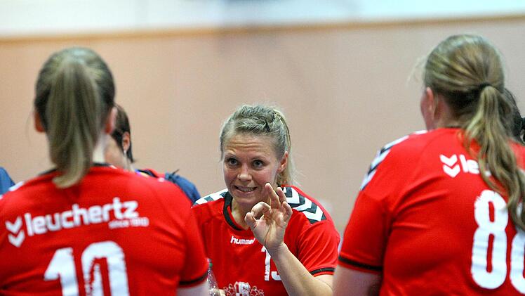 TVM-Spielertrainerin Sandra Dietrich (Mitte) warnte ihr Team noch davor, den HSV Hochfranken zu untersch&auml;tzen. Nachdem der TVM lange in F&uuml;hrung lag, entwickelte sich kurz vor Schluss ein Kopf-an-Kopf-Rennen, das der HSV in der letzten Sekunde f&uuml;r sich entschied.  Foto: Monika Limmer/Archiv