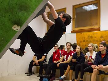Nachwuchstalent Bastian Ziegler klettert Route Nr. 4. Die anderen Teilnehmer feuern ihn kräftig an.Jule Müller