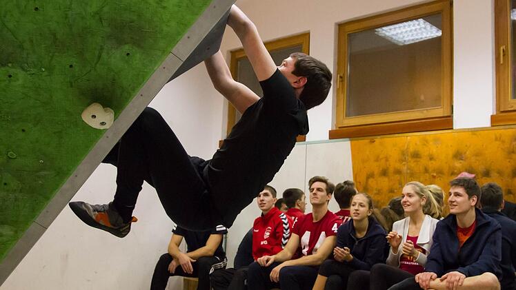 Nachwuchstalent Bastian Ziegler klettert Route Nr. 4. Die anderen Teilnehmer feuern ihn kräftig an.Jule Müller