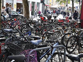 Massenansammlungen von Fahrrädern, wie hier am Gabelmann, sollen die Ausnahme sein. Neue Fahrradbügel sollen nur noch in kleineren Grüppchen angeordnet werden. Foto: Ronald Rinklef