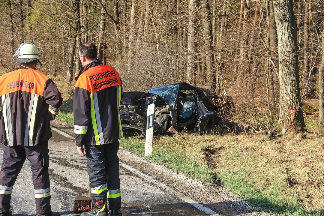 Kreis Bamberg: Beim Überholen Kontrolle verloren – 18-Jähriger kracht gegen Baum