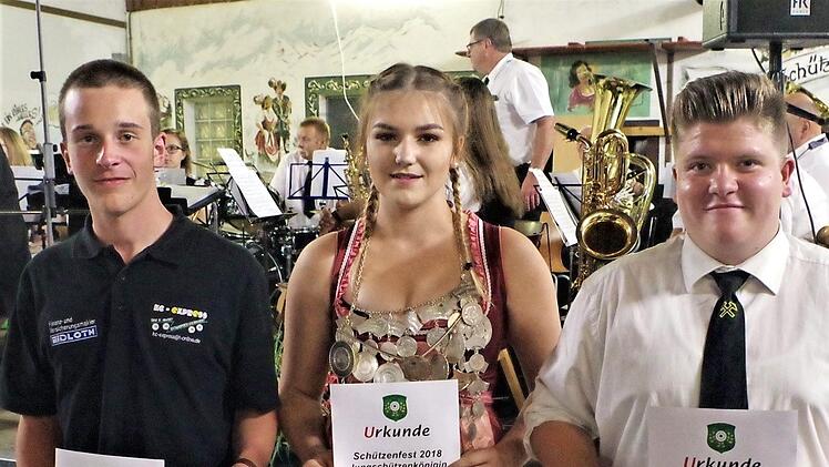Jungschützenkönigin wurde souverän Laura Wachter. Ihre Ritter wurden Jonas Schülner (links) sowie Tristan Martin. Fotos: Gerd Fleischmann