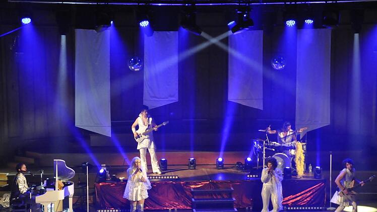 Die Band ABBA today nahm mit ihrer atemberaubenden Bühnenshow die Zuhörer mit auf eine Reise in die 70er Jahre und zu den legendären Songs der schwedischen Kultband ABBA. Foto: Peter Klopf