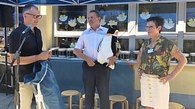 Architekt Roland Schultheiß und Bürgermeister Udo Siegel bei der Übergabe des Maskottchens an die Kindergartenleiterin Gisela Salwender  Foto: Judith Mielich