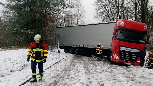 Zwischen Rödlas und Großenbuch kam der Lastwagen ins Rutschen und blockierte die Straße. Foto: Freiwillige Feuerwehr Neunkirchen am Brand