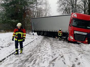 Zwischen Rödlas und Großenbuch kam der Lastwagen ins Rutschen und blockierte die Straße. Foto: Freiwillige Feuerwehr Neunkirchen am Brand