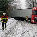 Zwischen Rödlas und Großenbuch kam der Lastwagen ins Rutschen und blockierte die Straße. Foto: Freiwillige Feuerwehr Neunkirchen am Brand