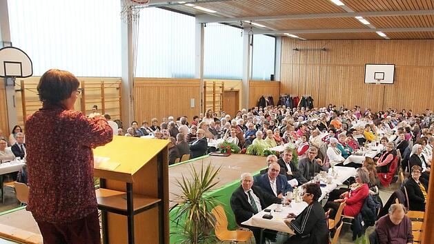 Festrednerin Ursula Lux sprach vor vollem Saal. Fotos: Joseph Beck