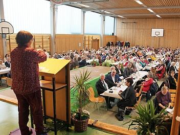 Festrednerin Ursula Lux sprach vor vollem Saal. Fotos: Joseph Beck