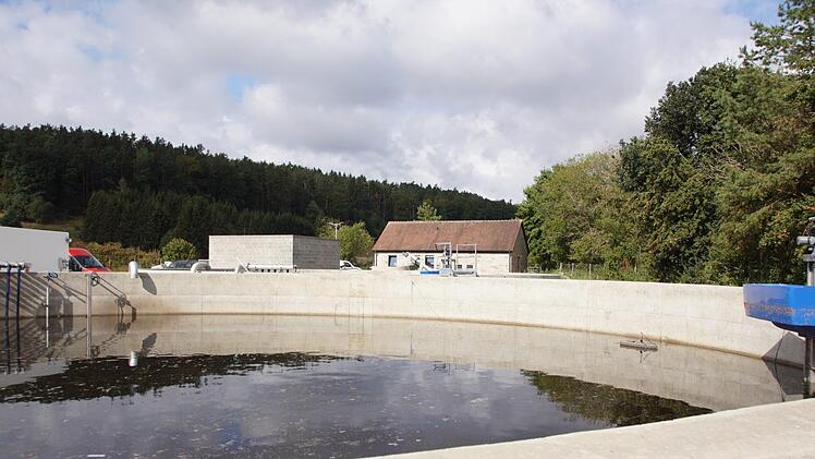 1: Gut 1,8 Millionen Euro kostete der Generalumbau der Kläranlage für Rauhenebrach mit der dazugehörigen Mischwasserbehandlung. Seit August 2018 ist die neue Anlage in Betrieb, jetzt befasste sich der Gemeinderat mit der Schlussabrechnung. Sabine Weinbeer