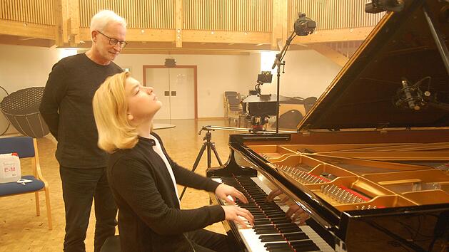 Matthias Schmitt und Elias Keller bei der Video-Aufzeichnung im gro&szlig;en Saal der Bayerischen Musikakademie.