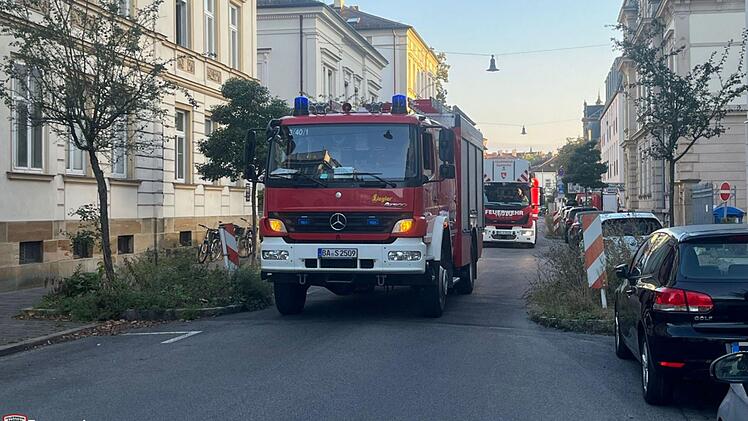 Feuerwehr Bamberg rückt zu mehrstöckigem Wohnhaus aus - nach Alarm durch Rauchwarnmelder