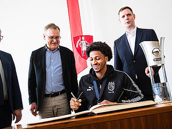 Eintrag ins Goldene Buch: Bamberg w&uuml;rdigt seine Pokalhelden