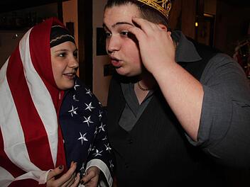 Mona-Isabelle und Nicolas Peter in ihren Paraderollen als Aische und Ekrem. Foto: Jürgen Gärtner