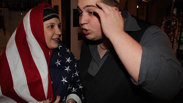 Mona-Isabelle und Nicolas Peter in ihren Paraderollen als Aische und Ekrem. Foto: Jürgen Gärtner