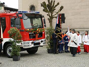 Diakon Joachim Stapf spendete auf dem Platz vor der Eltmanner Klenzekirche dem neuen Feuerwehrfahrzeug und dem Jugendfeuerwehr-Wimpel den kirchlichen Segen. Foto: Sabine Weinbeer