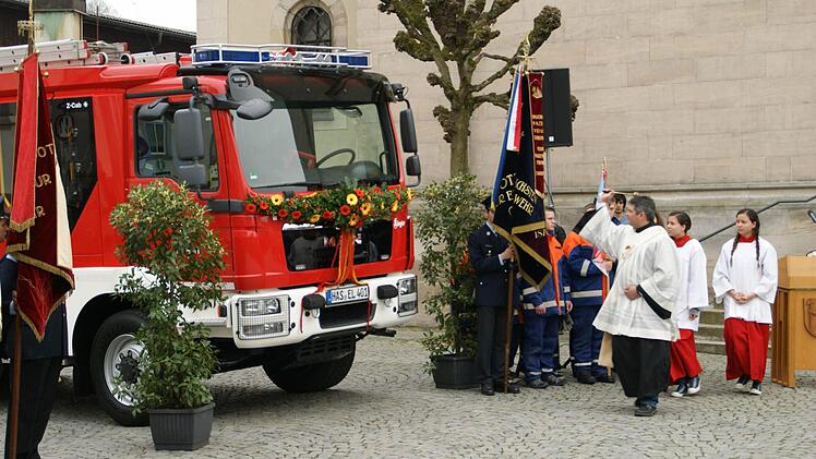 Diakon Joachim Stapf spendete auf dem Platz vor der Eltmanner Klenzekirche dem neuen Feuerwehrfahrzeug und dem Jugendfeuerwehr-Wimpel den kirchlichen Segen. Foto: Sabine Weinbeer