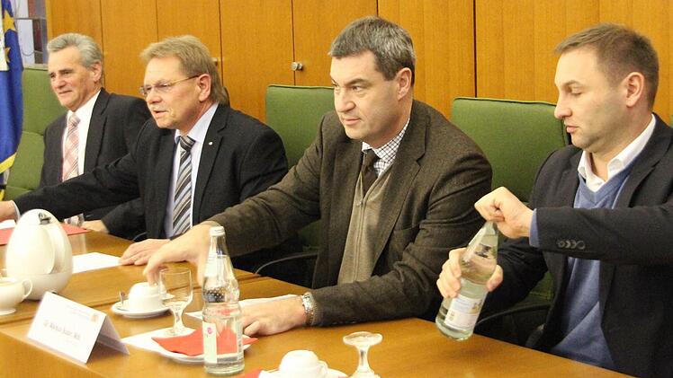 Sie verkündeten die "Frohe Botschaft" (von links): Oswald Marr, Wolfgang Beiergrößlein, Markus Söder und Jürgen Baumgärtner.  Foto: Friedwald Schedel