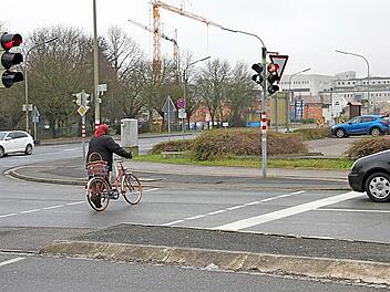 Einen grünen Pfeil an der Mainbrückenkreuzung, wie von einem Bürger vorgeschlagen, wird es nicht geben. Die Polizei lehnt den Vorschlag ab, da querende Fußgänger und Radfahrer einer zusätzlichen Gefahr ausgesetzt wären.  Foto: Stephan Stöckel