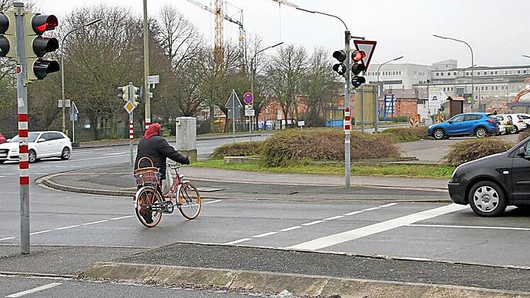 Einen grünen Pfeil an der Mainbrückenkreuzung, wie von einem Bürger vorgeschlagen, wird es nicht geben. Die Polizei lehnt den Vorschlag ab, da querende Fußgänger und Radfahrer einer zusätzlichen Gefahr ausgesetzt wären.  Foto: Stephan Stöckel
