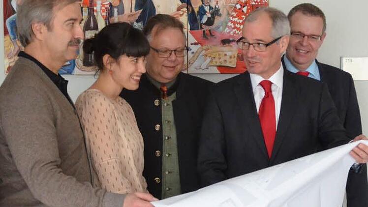 Michael und Henriette Lutz, Martin Stingl, Roland Vogel und Wolfgang Lohmann (von links) mit dem Bauplan für das neue Sparkassengebäude. (Foto: Rainer Lutz)