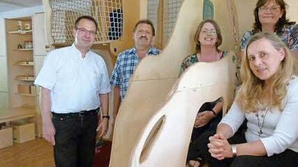 Kita-Leiterin Kunigunde Schellhorn (rechts) kämpft mit ihren Mitarbeiterinnen Carmen Kübrich und Monika Losgar sowie Diakon Burkhard Farrenkopf (links) und Kirchenverwalter Johann Güttler für die Kinder aus Aschbach.   Fotos: Marion Krüger-Hundrup