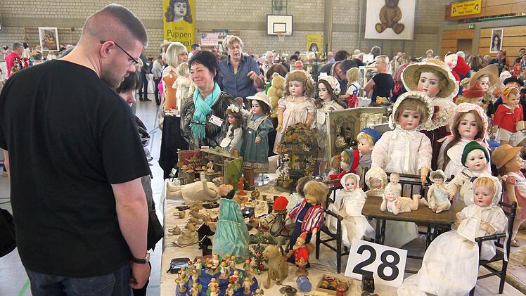 Hat am Samstag von 10 bis 17 Uhr noch einmal geöffnet: die Sammlerbörse für antike Puppen, Teddybären, Steifftiere, Miniaturen, Blechspielzeug, Eisenbahnen und Elastolin-Figuren in der Frankenhalle Neustadt. Foto: Berthold Köhler