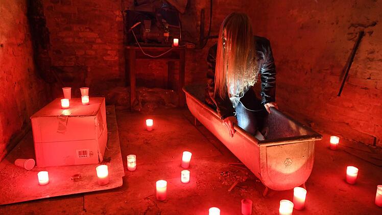 Gemeindejugendpfleger Matthias Maur macht jeden Blödsinn mit und posiert fürs Foto schon mal im Gruselkeller - dabei ist er eigentlich ein Halloween- und Faschingsmuffel. Foto: Ronald Rinklef