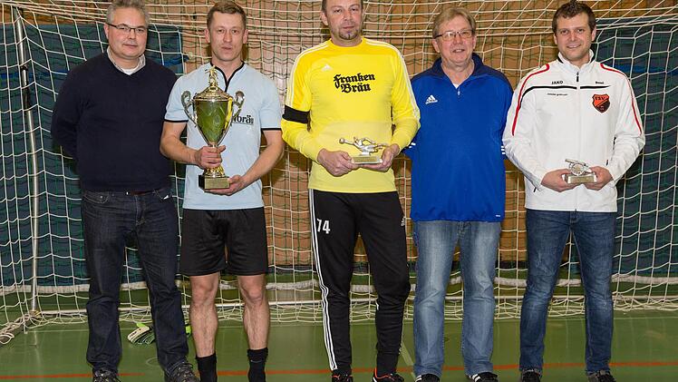 Nach der Ehrung der Sieger und der Besten: (von links) Seniorenspielleiter Thomas Unger, Alexander Pflügner (mit dem Siegerpokal), Bernd Unger (bester Torhüter), Turnierleiter Georg Skliwa und Benjamin Rebhan (bester Torschütze).