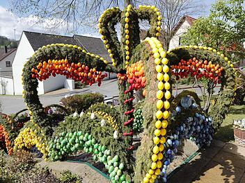 So sieht er fertig aus: Osterbrunnen in Lauf (Marktgemeinde Zapfendorf). Foto: Matthias Hoch