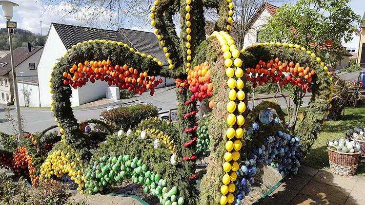 So sieht er fertig aus: Osterbrunnen in Lauf (Marktgemeinde Zapfendorf). Foto: Matthias Hoch