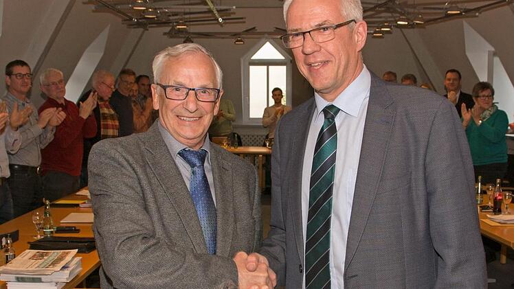 (Karl-Heinz Eppelein (links) wurde nach 33-jähriger Tätigkeit im Stadtrat am Montagabend vom Stadtrat Haßfurt verabschiedet. Bürgermeister Günther Werner dankte ihm.