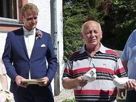 Das frischvermählte Paar Julia Gilke und Maximilian Gareis zusammen mit Horst Maier und Hannsjürgen Grampp (von links). Foto: Klaus-Peter Wulf