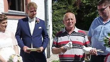 Das frischvermählte Paar Julia Gilke und Maximilian Gareis zusammen mit Horst Maier und Hannsjürgen Grampp (von links). Foto: Klaus-Peter Wulf