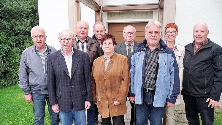 Größtenteils ist die Vorstandschaft des Kapellenbauvereins Burggrub seit Gründung im Jahre 1990 bis heute tätig: (von links) Reinhard Kalb, Hubert Knauer, Reinhard Kießling, Friedrich Beetz, Annemarie Wöhner, Kurt Wöhner, Willi Bischoff, Angelika Rosenbauer und Uwe Günther