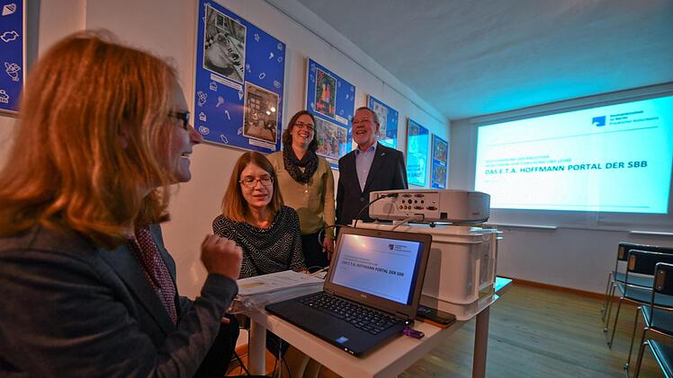 Stellten das E.T.A.-Hoffmann Portal  vor (von links): Angela Oehler (Stabi Berlin), Bettina Wagner (Stabi Bamberg), Christina Schmitz (Stabi Berlin) und Bernhard Schemmel (E.T.A.-Hoffmann-Gesellschaft). Foto:  Ronald Rinklef