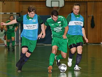 Der TSV Neukenroth trifft in der Gruppe B auf den FC Stockheim (grünes Trikot). Im Halbfinale der Kronacher Endrunde (Bild) unterlag der TSV den Bergleuten mit 0:1.  Foto: Heinrich Weiß