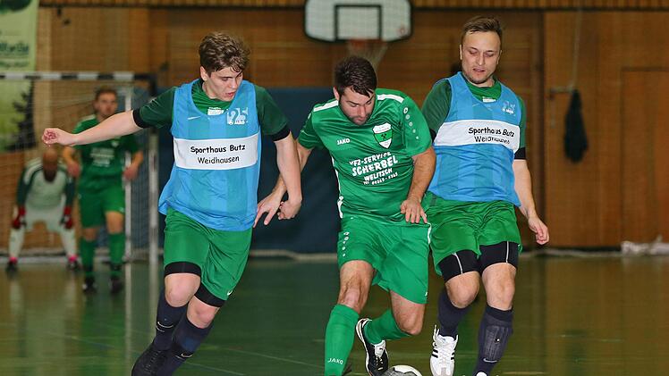 Der TSV Neukenroth trifft in der Gruppe B auf den FC Stockheim (grünes Trikot). Im Halbfinale der Kronacher Endrunde (Bild) unterlag der TSV den Bergleuten mit 0:1.  Foto: Heinrich Weiß