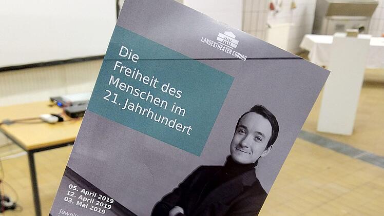 Reichlich Beifall gab es für Valentin Kleinschmidt (links) und Thomas Kaschel nach der Premiere von Dostojewskis "Großinquisitor" im SChlick 29 in Coburg.Foto: Jochen Berger
