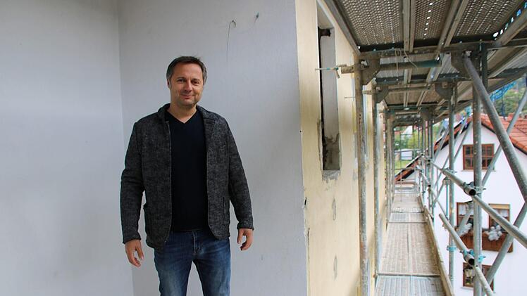 Claudius Walis steht in einer Balkonnische. Er setzt das Projekt für den Investor um. Foto: Ulrike Müller