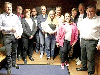 Offizielle und Geehrte beim TC Trebgast (von rechts): 1. Vorsitzender Klaus K&uuml;fner, Matthias Will, Bettina Will, 2. Vorsitzende Stefanie Hartmann, Manfred K&uuml;fner, Cordula K&uuml;spert, Udo Steinlein, Stefan Br&uuml;tting, Elke Schoberth, B&uuml;rgermeister Herwi...