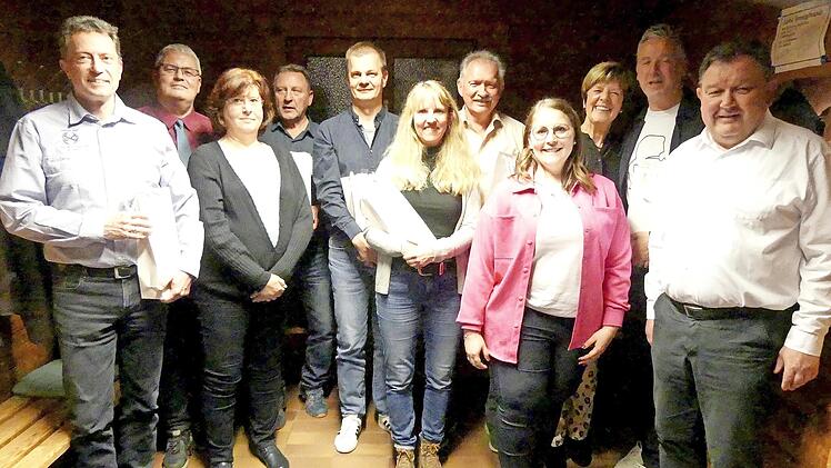 Offizielle und Geehrte beim TC Trebgast (von rechts): 1. Vorsitzender Klaus K&uuml;fner, Matthias Will, Bettina Will, 2. Vorsitzende Stefanie Hartmann, Manfred K&uuml;fner, Cordula K&uuml;spert, Udo Steinlein, Stefan Br&uuml;tting, Elke Schoberth, B&uuml;rgermeister Herwi...