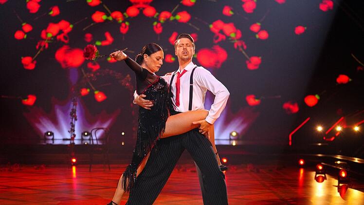 Christine Neubauer tanzt ihren Lieblingstanz, den Tango, mit Valentin Lusin so leidenschaftlich, dass es im Raum totenstill ist.