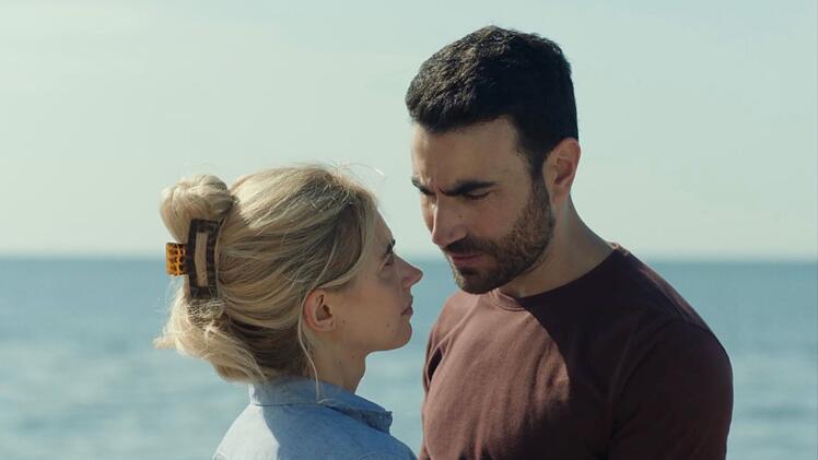 Laura (Imogen Poots) und Simon (Brett Goldstein) sind sich unendlich vertraut und doch keine wissenschaftlich bestätigten Seelenverwandten.