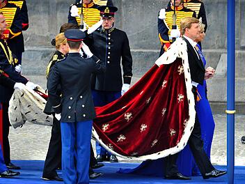 Royale Pracht: Der König der Niederlande, König Willem-Alexander (r.) and Königin Máxima am Dienstag in Amsterdam. Foto: dpa