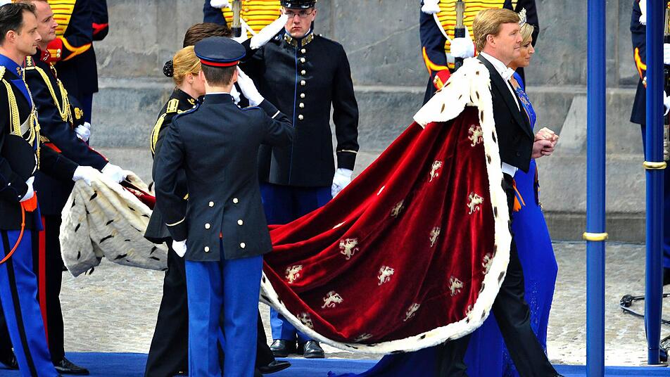 Royale Pracht: Der König der Niederlande, König Willem-Alexander (r.) and Königin Máxima am Dienstag in Amsterdam. Foto: dpa