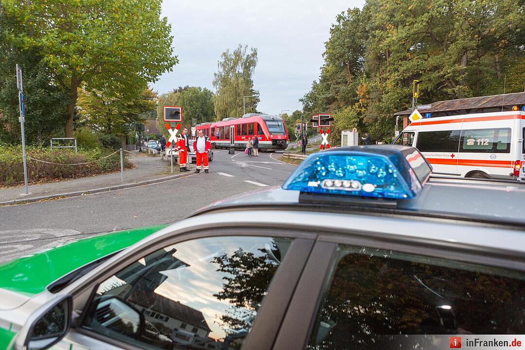 Pkw kollidiert mit Regionalbahn