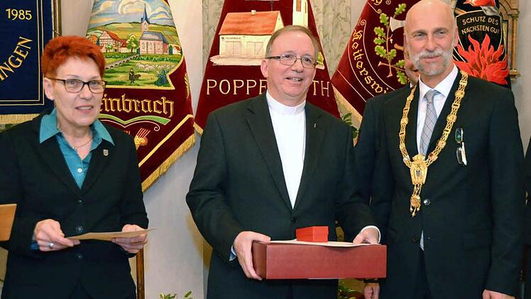 Generalvikar Thomas Keßler, ehemals Stadtpfarrer und Dekan von Bad Kissingen, erhielt ebenfalls das Goldene Ehrenkreuz für 40 Dienstjahre. Foto: Peter Rauch