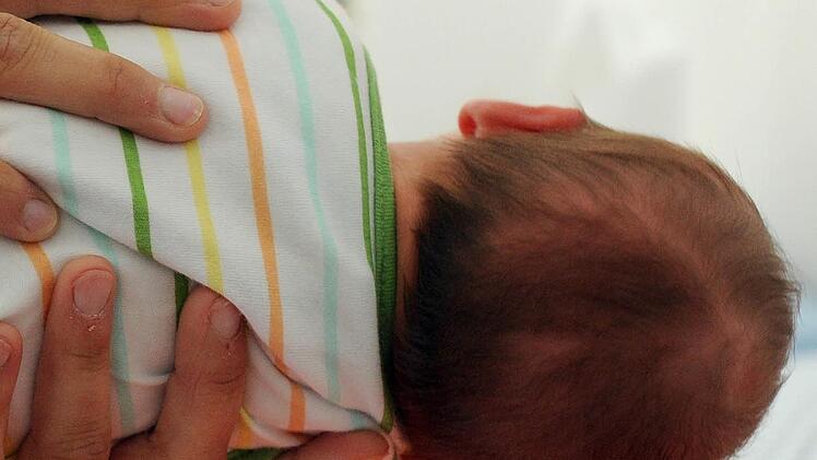 Ein Feuerwehrmann hat das Leben eines Babys gerettet. Symbolfoto: Caroline Seidel/dpa
